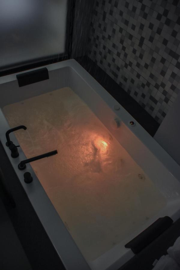 Dislocati Bnb - Jacuzzi Privata - Cucina - Tv60" - Minimal Luxury Marigliano Esterno foto